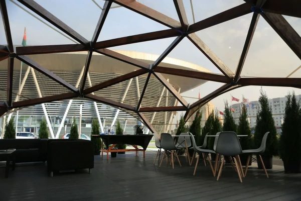 moderní dřevěný altán