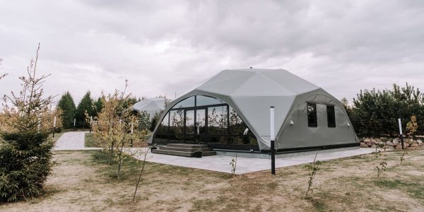 moderní dřevěný altán