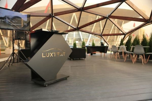 moderní dřevěný altán