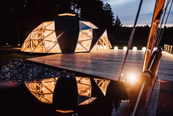 moderní dřevěný altán