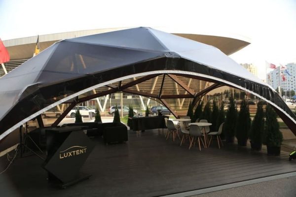 moderní dřevěný altán