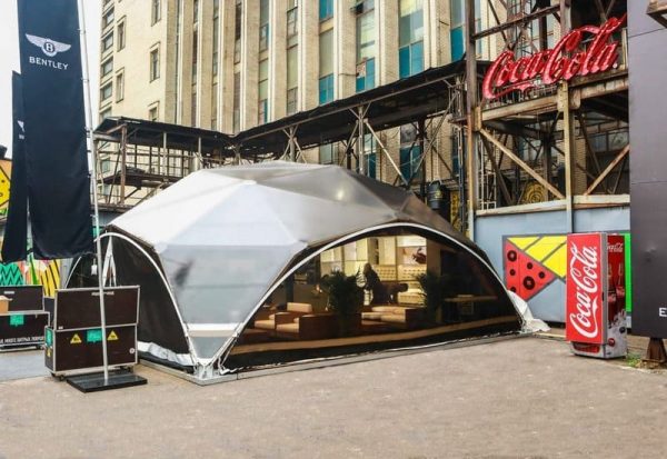 moderní dřevěný altán