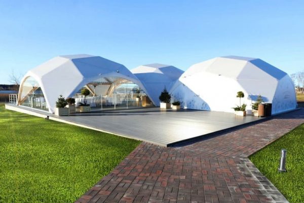 moderní dřevěný altán