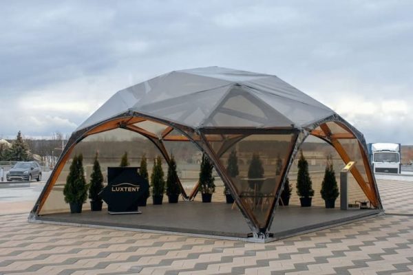 moderní dřevěný altán