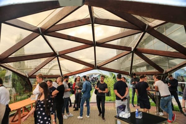 moderní dřevěný altán