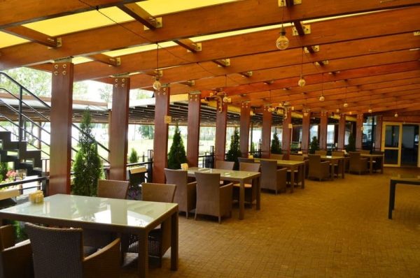 moderní dřevěný altán