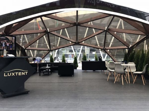 moderní dřevěný altán