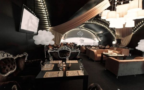 stan nočního klubu